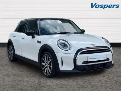 Usado Mini Cooper Comfort 134 HP (98 kW) 2023 Branco Citadino