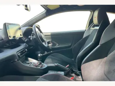 Używany Toyota Yaris 257 KM (189 kW) 2021 Biały Hatchback