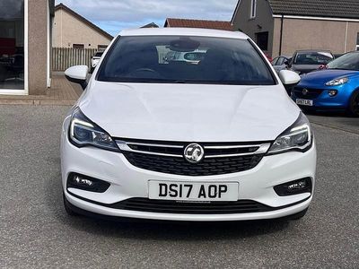 Used Vauxhall Astra SRi 105 HP (77 kW) 2017 White Hatchback