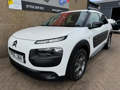 Used Citroën C4 Cactus Feel 100 HP (73 kW) 2015 White Hatchback