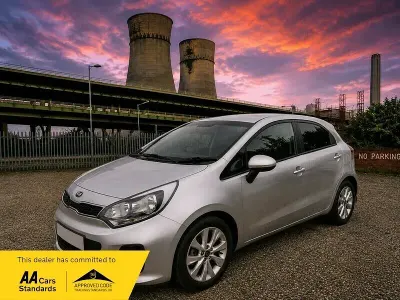 Used Kia Rio 107 HP (78 kW) 2015 Silver Hatchback