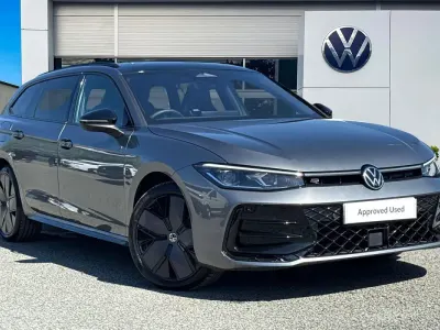 Usado VW Passat Black Edition 272 HP (200 kW) 2025 Cinzento Carrinha