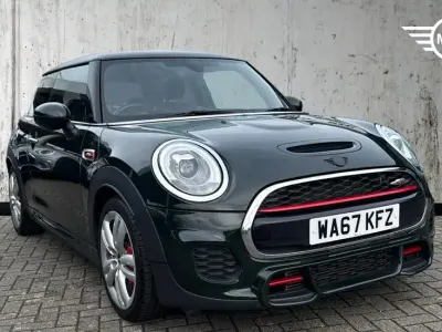 Begagnad Mini John Cooper Works Hatch 228 HK (167 kW) 2022 Grön Halvkombi