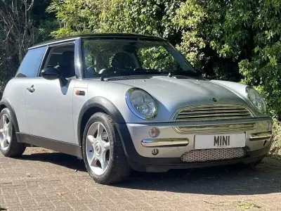 Begagnad Mini Cooper Hatch 2004 Silver Halvkombi