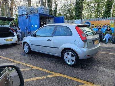 Used Ford Fiesta Zetec 75 HP (55 kW) 2005 Silver Hatchback