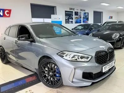Usado BMW M135 Comfort Edition 306 CV (225 kW) 2023 Gris Utilitario