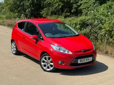 Käytetty Ford Fiesta Zetec 82 HP (60 kW) 2010 Punainen Viistoperä