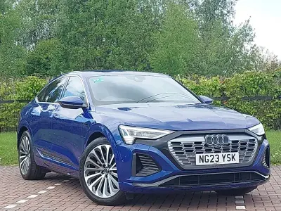 Begagnad Audi Q8 e-tron S-Line 300 kW (408 HK) 2023 Blå SUV