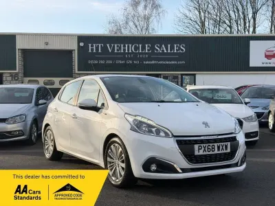 Usado Peugeot 208 Signature Sky 82 HP (60 kW) 2018 Branco Citadino