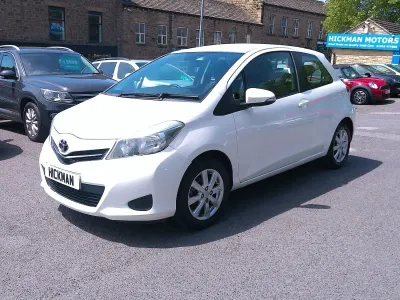 Used Toyota Yaris 99 HP (72 kW) 2012 White Hatchback
