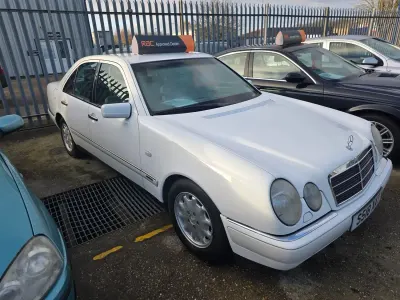 Usado Mercedes E200 Elegance 1998 Blanco Berlina