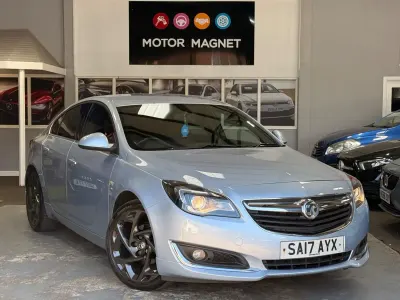 Usado Vauxhall Insignia SRi 136 HP (100 kW) 2017 Prateado Citadino