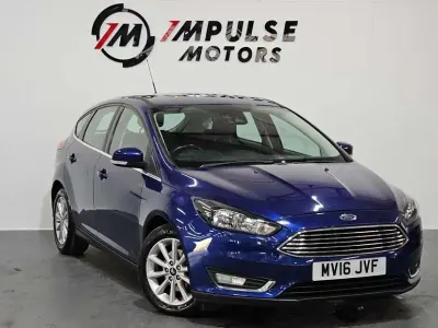 Begagnad Ford Focus Titanium 2016 Blå Halvkombi