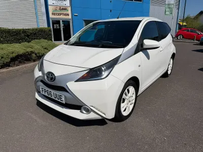 Used Toyota Aygo X-pure 69 HP (50 kW) 2016 White Hatchback