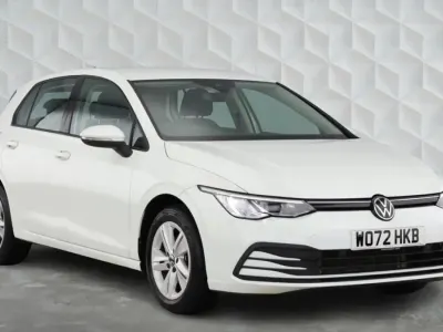 Second-hand VW Golf VIII Life 130 CP (95 kW) 2023 Alb Hatchback