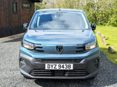 Nouă Peugeot Partner 129 CP (94 kW) 2026 Albastru Monovolum