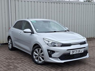 Begagnad Kia Rio 2022 Silver Halvkombi