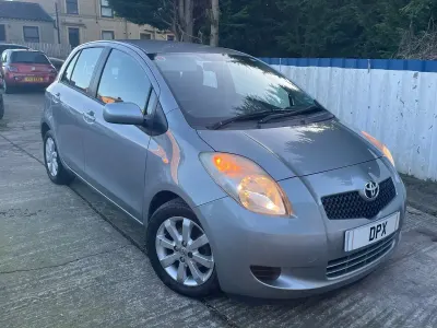 Begagnad Toyota Yaris 85 HK (62 kW) 2008 Silver Halvkombi