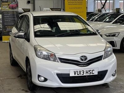 Używany Toyota Yaris Trend 99 KM (72 kW) 2013 Biały Hatchback