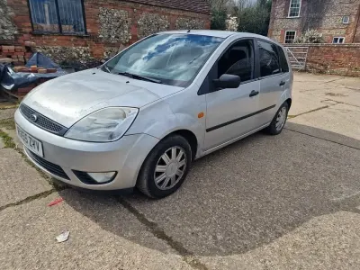 Używany Ford Fiesta Ghia 2005 Srebrny Hatchback