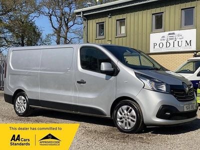 Begagnad Renault Trafic 2018 Silver Minibuss