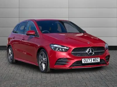 Usado Mercedes B200 Executive 161 HP (118 kW) 2023 Vermelho Monovolume