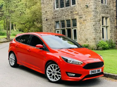 Used Ford Focus ST-Line 120 HP (88 kW) 2016 Red Hatchback