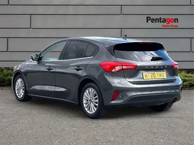 Begagnad Ford Focus Titanium 123 HK (90 kW) 2020 Grå Halvkombi