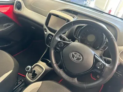 Usado Toyota Aygo X-play 69 HP (50 kW) 2016 Vermelho Citadino