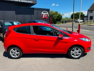 Used Ford Fiesta Zetec 82 HP (60 kW) 2014 Red Hatchback