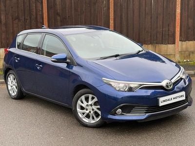 Used Toyota Auris 112 HP (82 kW) 2016 Blue Hatchback