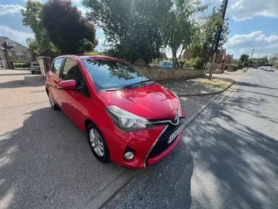 Used Toyota Yaris 99 HP (72 kW) 2015 Red Hatchback