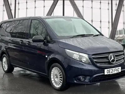 Usado Mercedes Vito Premium 136 HP (100 kW) 2021 Azul Van