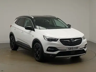 Used Vauxhall Grandland X Design Edition 130 HP (95 kW) 2019 White SUV