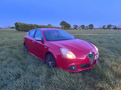 Begagnad Alfa Romeo Giulietta 105 HK (77 kW) 2013 Röd Halvkombi