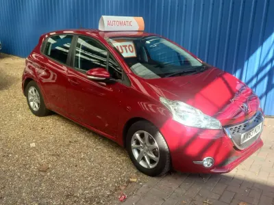 Gebraucht Peugeot 208 Active 70 PS (51 kW) 2013 Rot Kleinwagen