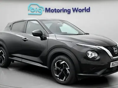 Begagnad Nissan Juke N-Connecta 114 HK (83 kW) 2023 Svart SUV