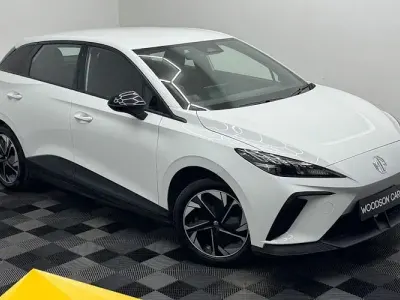 Used MG MG4 EV SE 125 kW (170 HP) 2023 White Hatchback