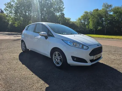 Begagnad Ford Fiesta Zetec 2013 Vit Halvkombi