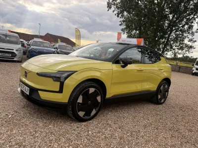 Usado Volvo EX30 Plus 200 kW (272 HP) 2024 Amarelo SUV
