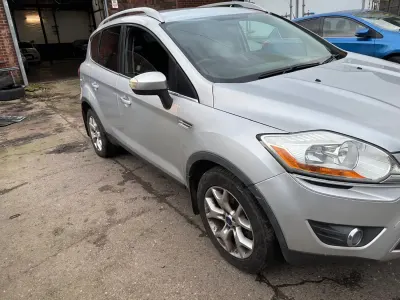 Usado Ford Kuga Zetec 140 HP (102 kW) 2011 Prateado SUV