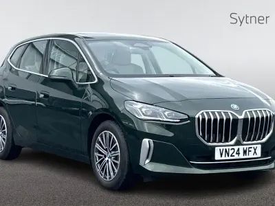Begagnad BMW 225 Active Tourer Luxury Line 242 HK (177 kW) 2024 Grön Minibuss