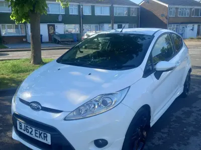 Usado Ford Fiesta Zetec 95 HP (69 kW) 2012 Branco Citadino