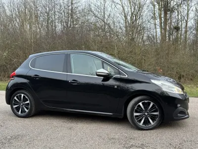 Begagnad Peugeot 208 2019 Svart Halvkombi