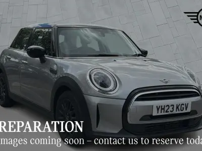 Usado Mini Cooper Classic 134 HP (98 kW) 2023 Prateado Citadino