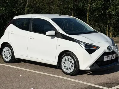 Begagnad Toyota Aygo X-play 2021 Vit Halvkombi