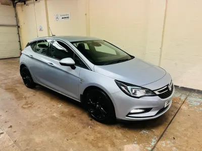 Używany Vauxhall Astra SRi 2018 Srebrny Hatchback