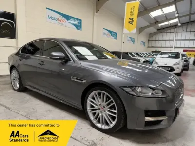 Usado Jaguar XF R-Sport 180 HP (132 kW) 2017 Cinzento Sedan