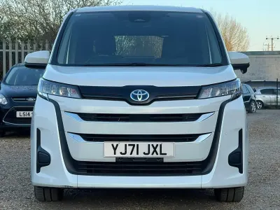 Begagnad Toyota Noah 2026 Vit Minibuss