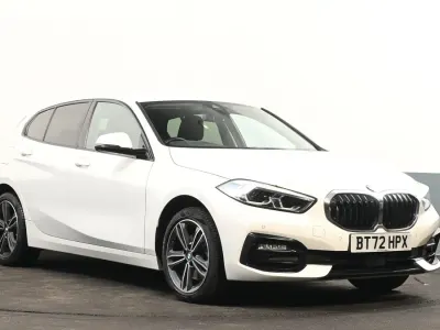 Usado BMW 118 Sport Line 134 CV (98 kW) 2022 Blanco Utilitario